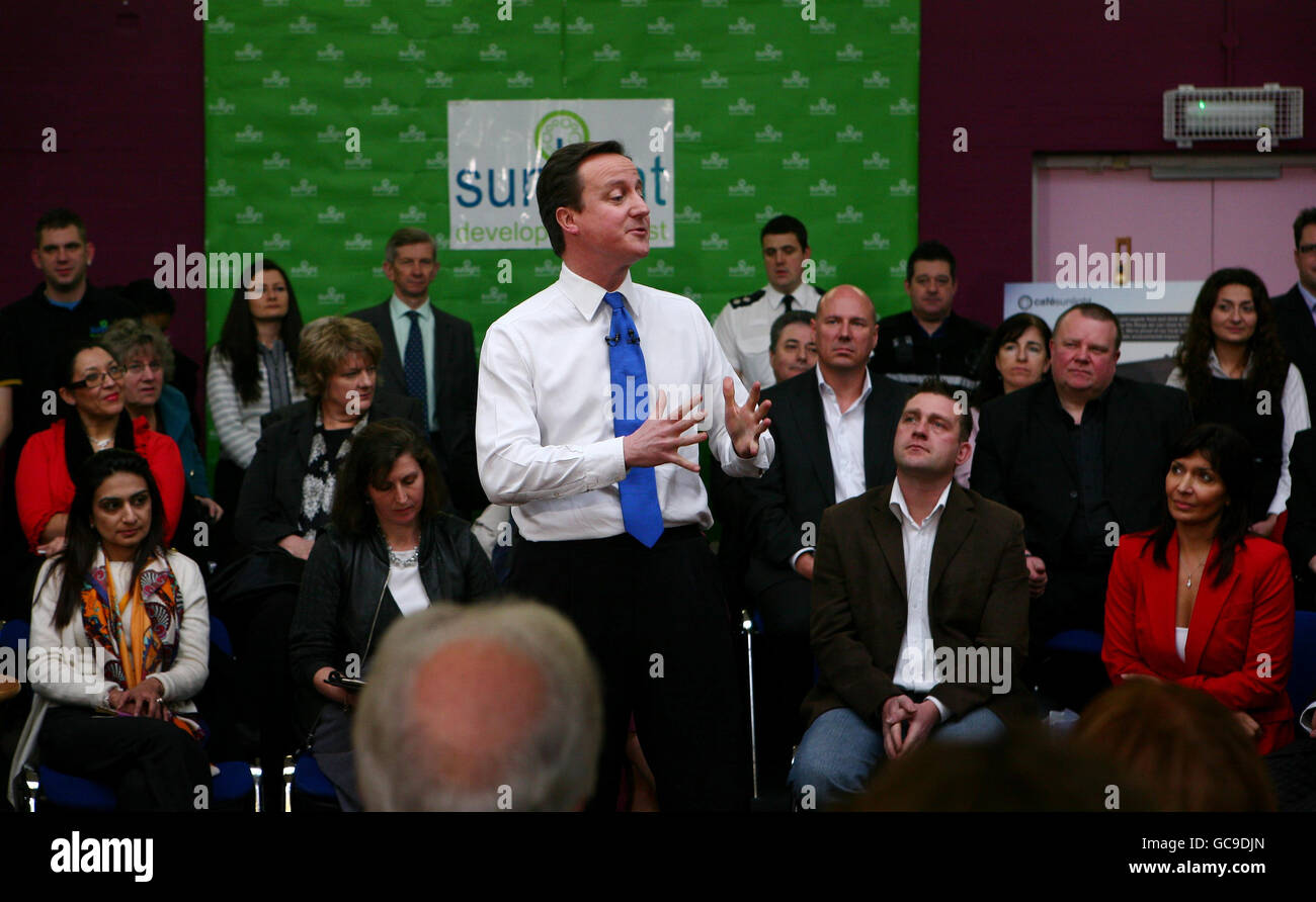 Le chef du Parti conservateur David Cameron prononce un discours aux membres de la communauté locale au Sunlight Centre de Gillingham, dans le Kent, lors du lancement du chapitre Broken Society du manifeste conservateur. Banque D'Images