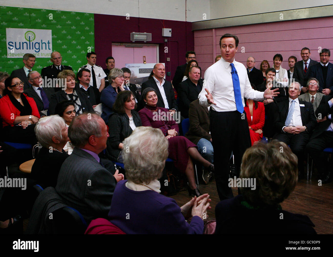 Le chef du Parti conservateur David Cameron prononce un discours aux membres de la communauté locale au Sunlight Centre de Gillingham, dans le Kent, lors du lancement du chapitre Broken Society du manifeste conservateur. Banque D'Images