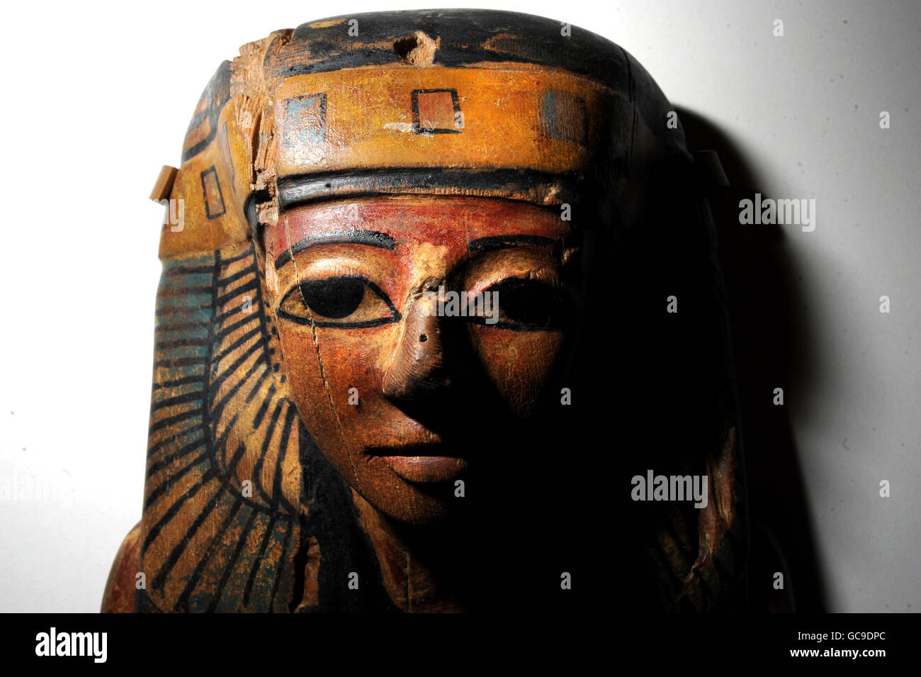 Un faux masque de cercueil égyptien à l'avant-première d'une nouvelle exposition sur l'art de la criminalité qui comprend des contrefaçons célèbres, au Victoria and Albert Museum, Londres. Banque D'Images