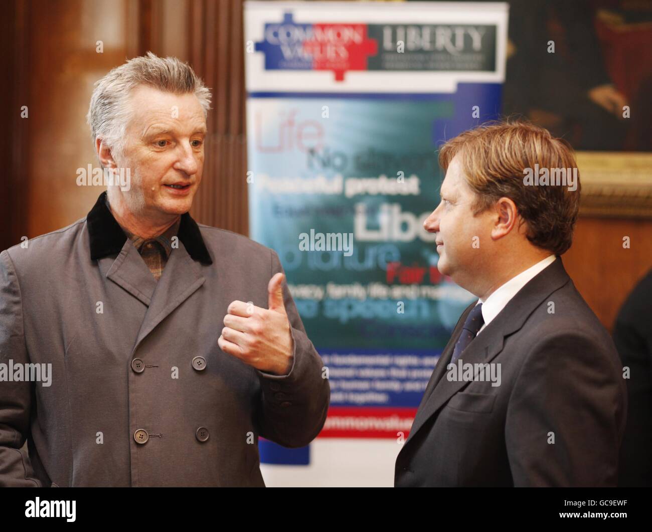 Le musicien Billy Bragg, de gauche, s'entretient avec Charles Dunstone, PDG de TalkTalk lors de l'événement d'information sur les principes et les aspects pratiques de la protection du droit d'auteur organisé par TalkTalk dans le centre de Londres, pour expliquer son opposition au projet de loi sur l'économie numérique proposé par le gouvernement, qui fait actuellement l'objet d'un débat à la Chambre des Lords. Banque D'Images