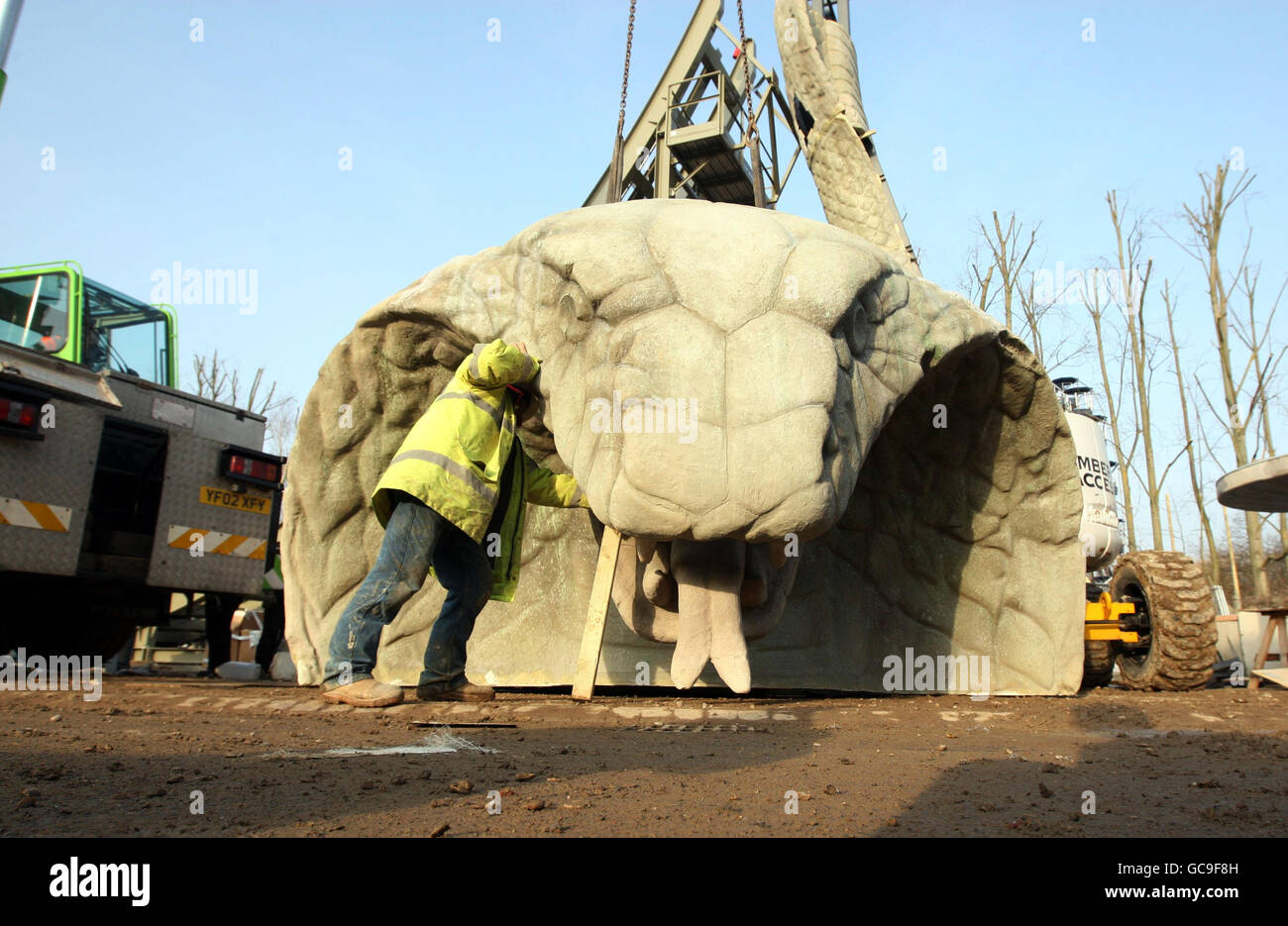 Une tête de cobra de 14 mètres de haut est préparée avant d'être soulevée en place pour faire partie de la nouvelle promenade de Kobra à Chessington World of Adventures, Surrey. Banque D'Images