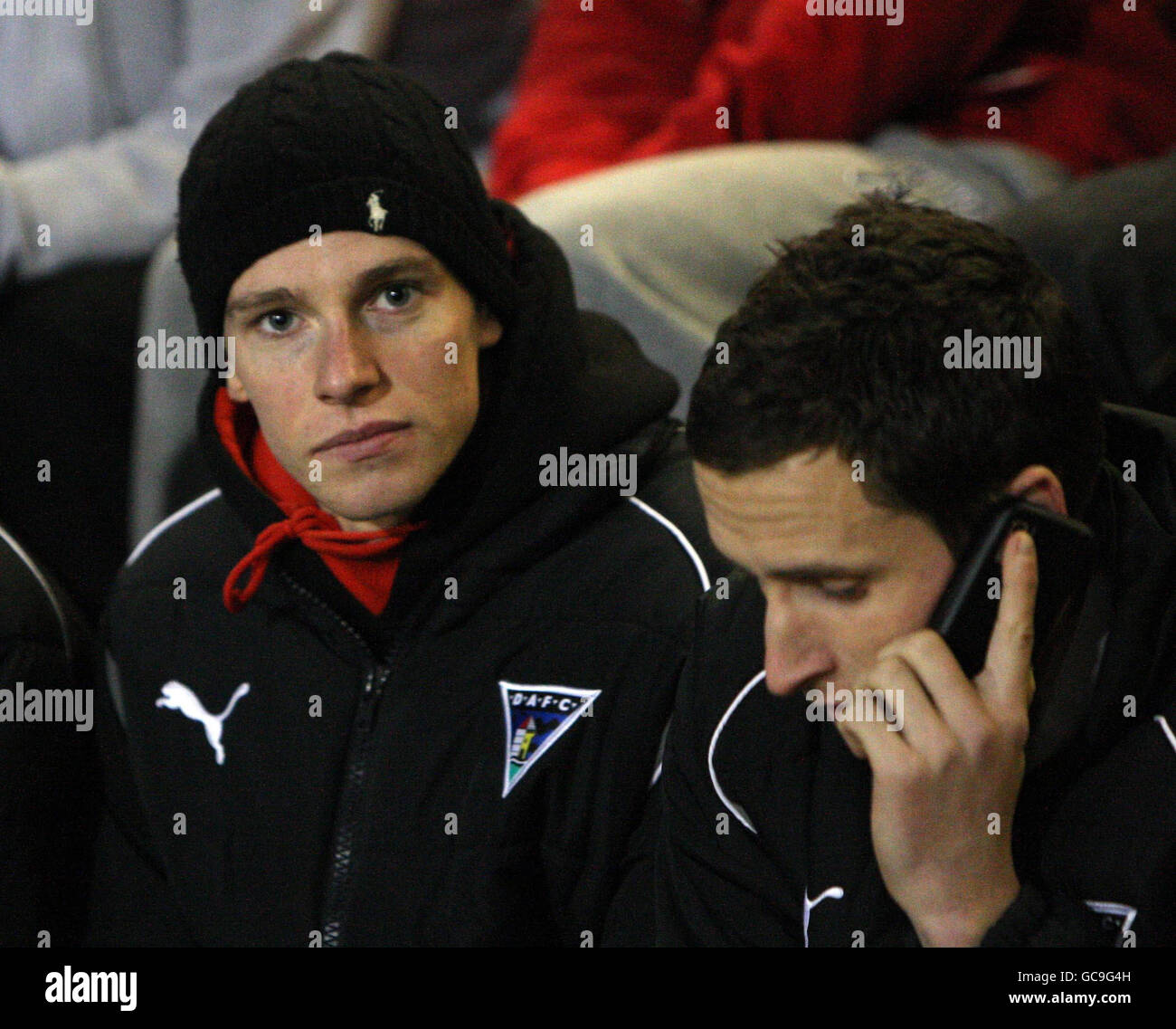 Le Callum Woods de Dunfermline se trouve sur le stand lors de la quatrième répétition de la coupe de la FA écossaise au parc Ochilview, à Stenhousemuir, en Écosse. Banque D'Images