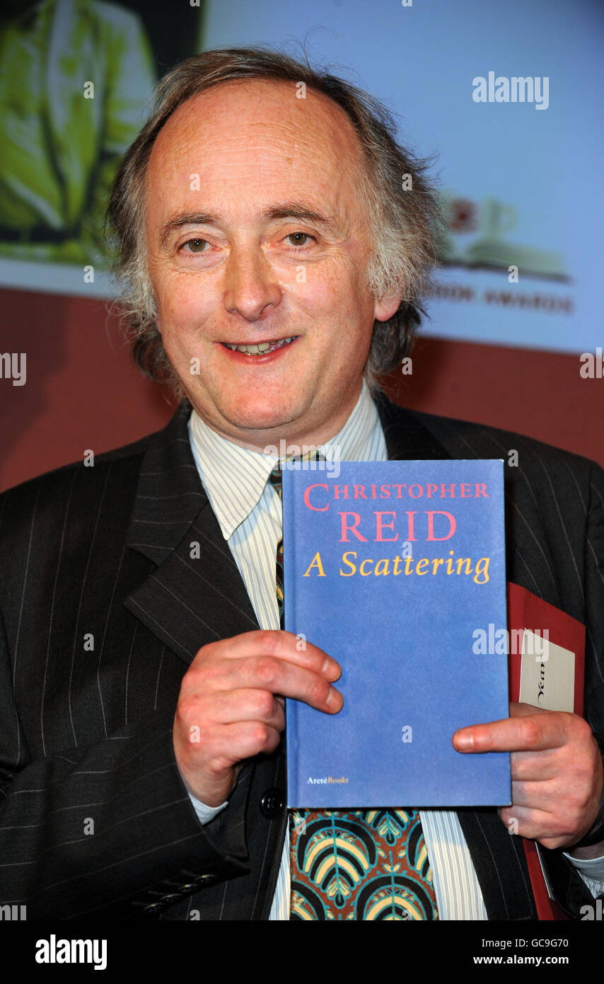 Christopher Reid avec son recueil de poèmes, UNE diffusion, après avoir reçu le Costa Book of the Year Award lors d'une cérémonie au restaurant Quaglino, à Londres. Banque D'Images