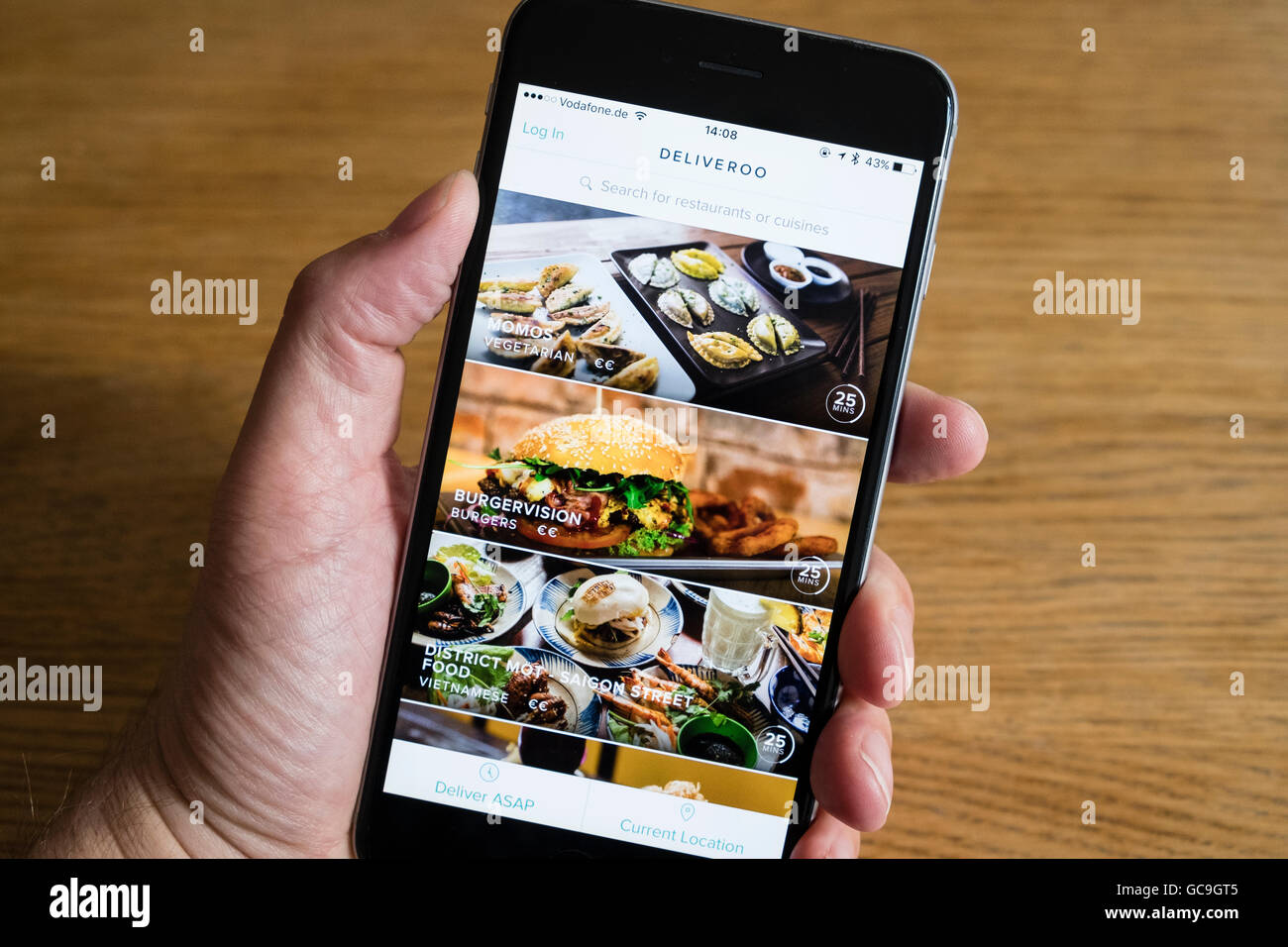 Deiveroo le service alimentaire restaurant app sur un iPhone 6 smart phone Banque D'Images