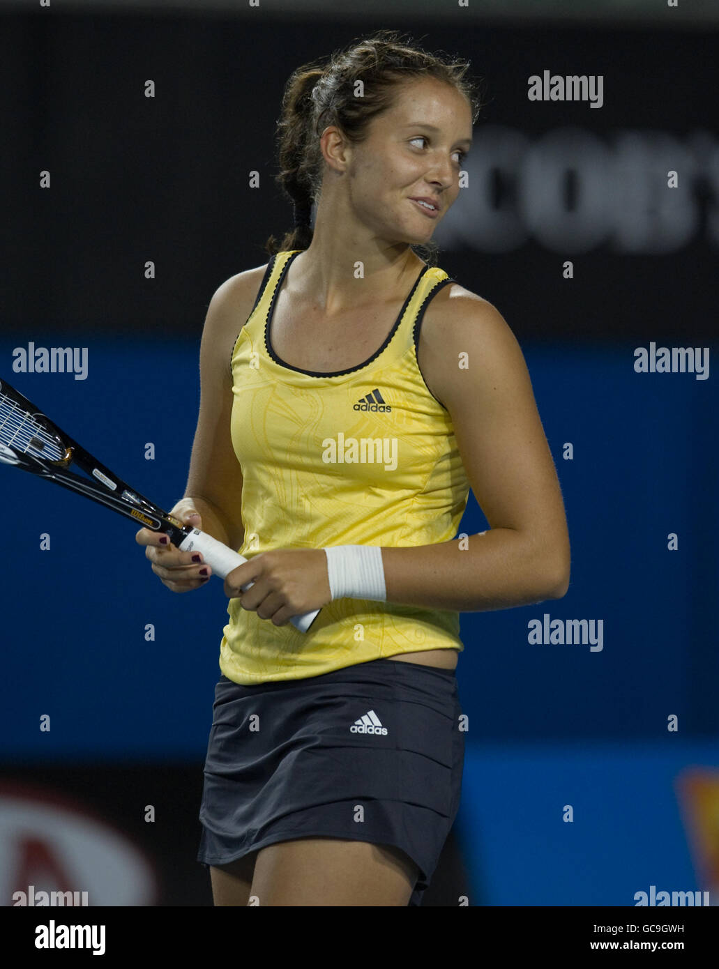 Laura Robson, de la Grande-Bretagne, sourit tout au long de son double match avec ses pairs de Sally contre Maria Kirilenko et Agnieszka Radwanska lors de l'Open d'Australie au Melbourne Park, à Melbourne. Banque D'Images