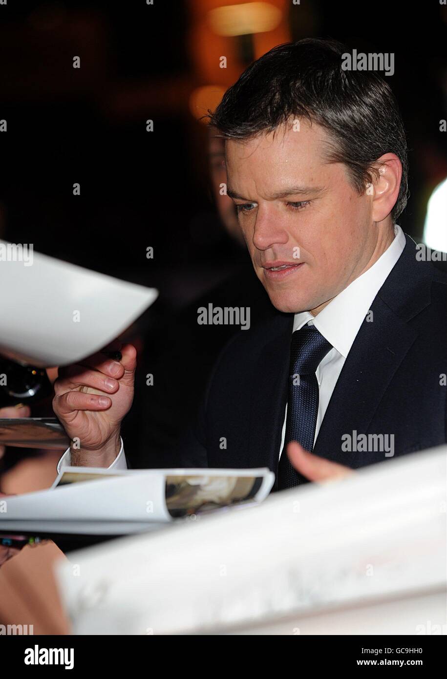 Matt Damon chante des autographes alors qu'il arrive pour la première britannique d'Invictus à l'Odeon Leicester Square, Londres. Banque D'Images