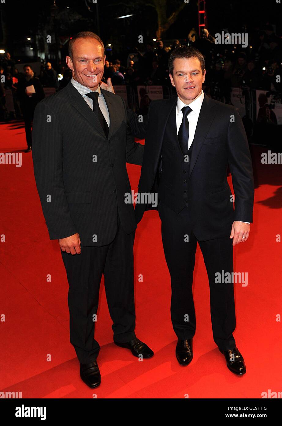 Matt Damon (à droite) et François Pienaar arrivant pour la première britannique d'Invictus à l'Odeon Leicester Square, Londres. Banque D'Images