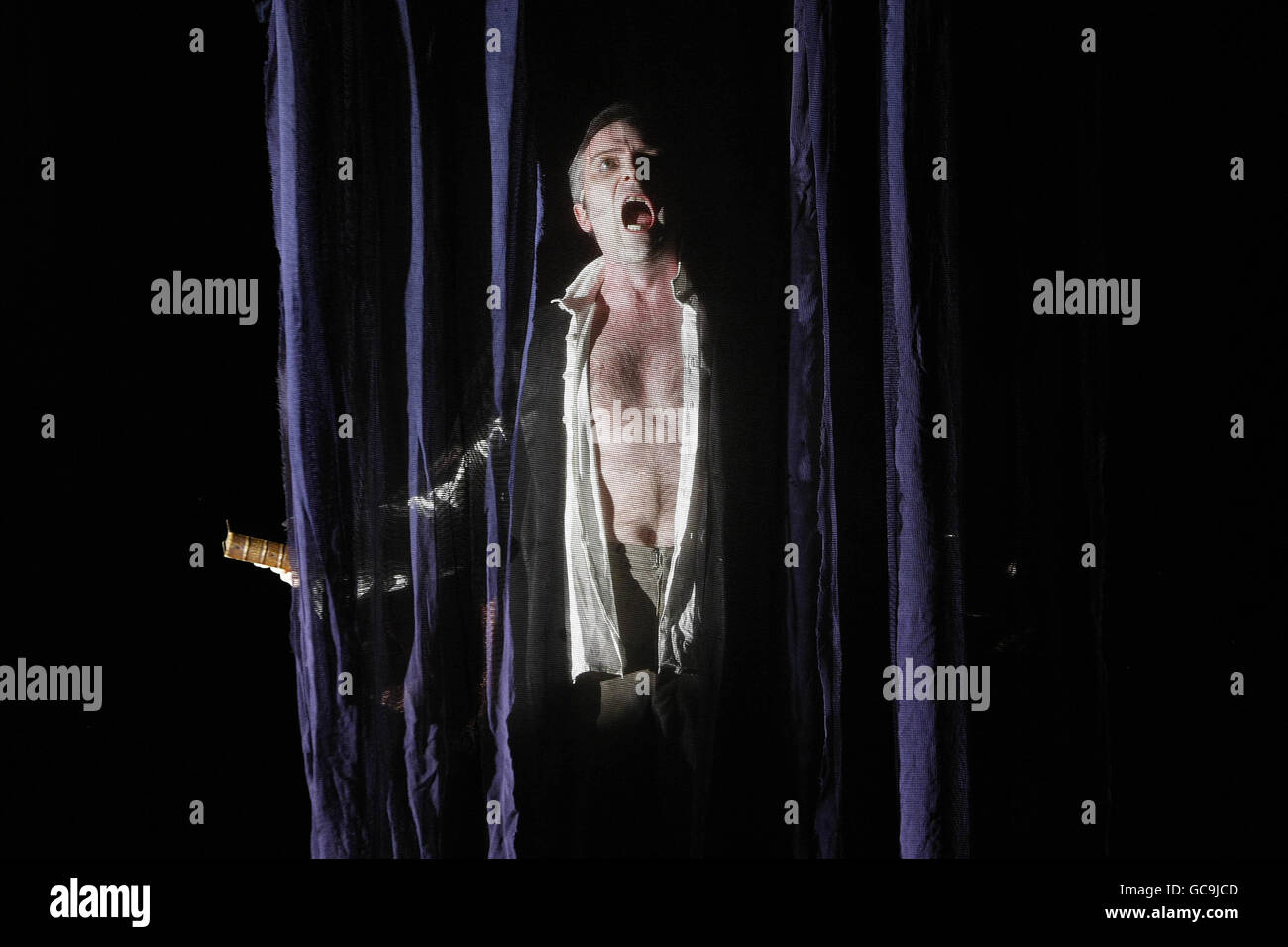 Chris Vincent prend sur scène comme le mauvais juge Turpin lors d'une répétition de la robe de Sweeney Todd au Théâtre du Moulin à Newtownabbabbabbabbabbabbabbabbabbabbatiale, Co Antrim.La première représentation du Stephen Sondheim classique a ouvert ses portes la nuit dernière et se déroule jusqu'au samedi 13 février. Banque D'Images