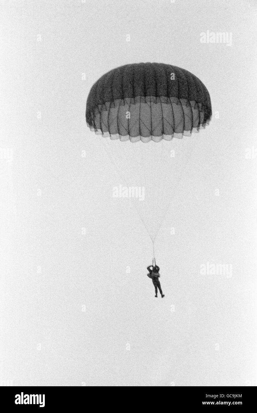 Le prince gutsy Andrew, 18 ans, au cours de sa première chute de parachute d'un avion au-dessus de South Cerney, Gloucestershire aujourd'hui. Il a traversé ses lignes de parachute au saut mais a atterri en toute sécurité, puis a commenté, "je vais en faire une autre maintenant". Il a sauté de l'avion Hercules qui lui avait apporté les cinq minutes de RAF Brize Norton à 13.05 Banque D'Images