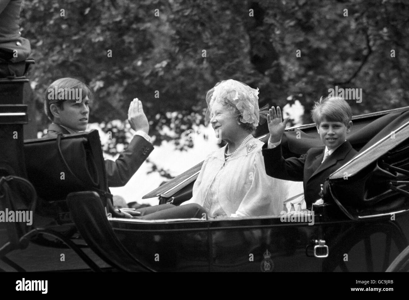 Le prince Andrew fait la même vague que son frère cadet, le prince Edward, lorsqu'il passe à la cérémonie de la couleur dans la parade des gardes à cheval, tandis que leur grand-mère, la reine Elizabeth, la reine mère, regarde dessus. Banque D'Images