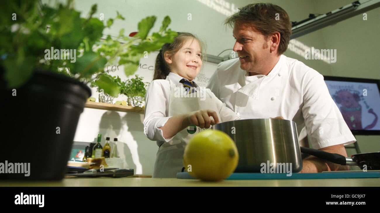 James Martin, chef de la télévision, et Demelza Hart, lauréate du concours à l'école primaire de Killermont à Glasgow. Banque D'Images