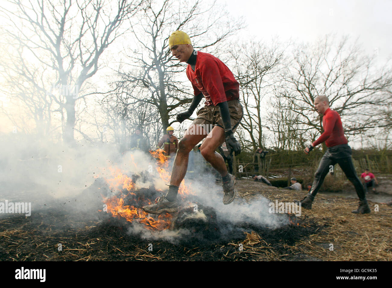 Tough Guy 2010 - année des héros originaux - Perton.Les concurrents passent par la partie Killing Fields de Tough Guy Banque D'Images