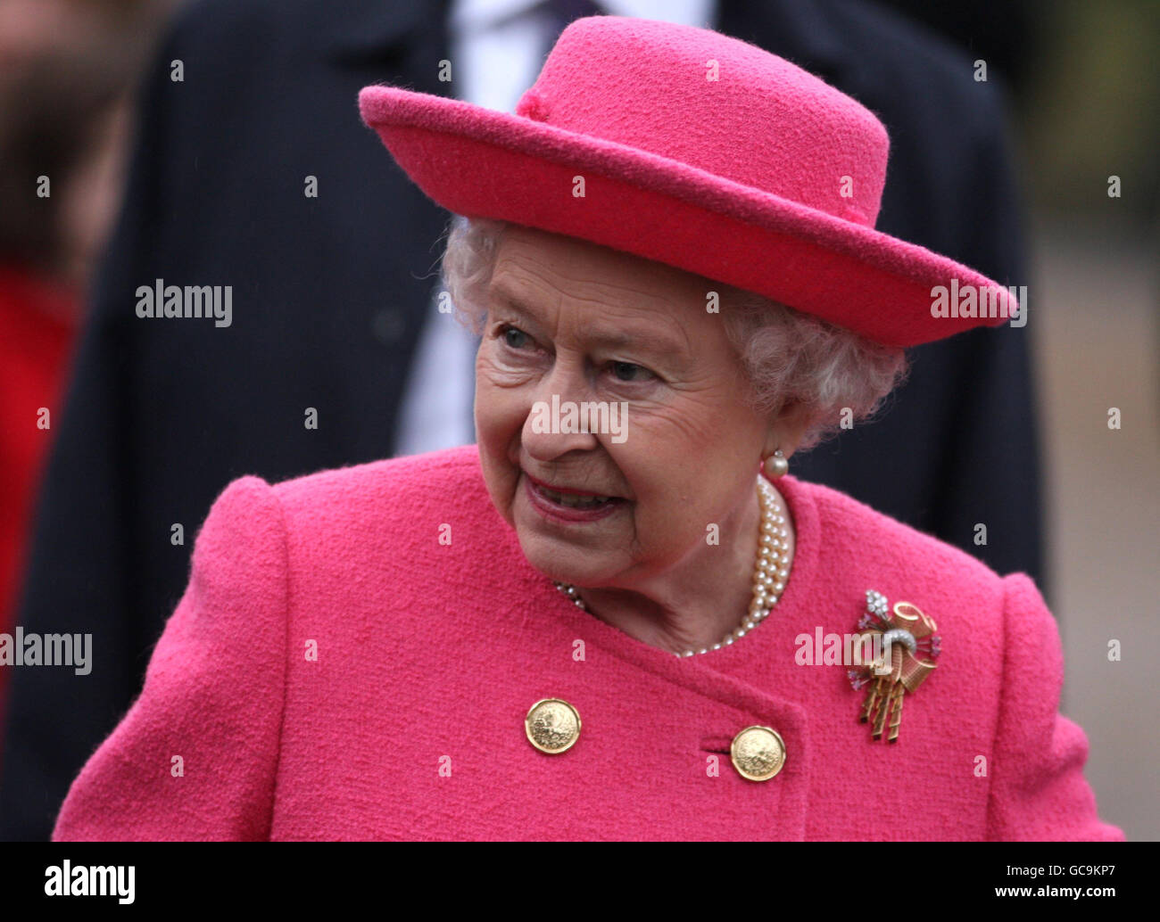 Britains Queen Elizabeth II, rencontre des adeptes après avoir assisté au service du dimanche à l'église West Newton, près de Sandringham, Norfolk. Banque D'Images