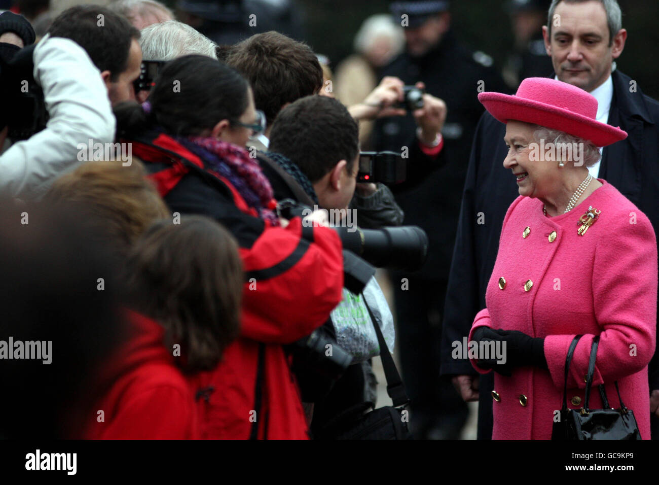 La reine Elizabeth II reçoit des fleurs d'enfants après avoir assisté au service du dimanche à l'église West Newton, près de Sandringham, Norfolk. Banque D'Images