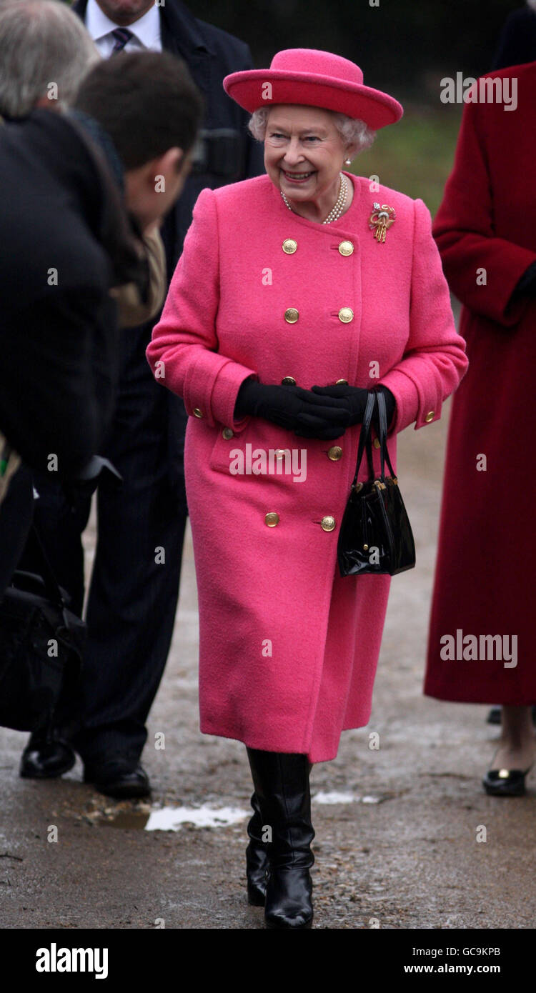 La reine Elizabeth II reçoit des fleurs des adeptes après avoir assisté au service du dimanche à l'église West Newton, près de Sandringham, Norfolk. Banque D'Images