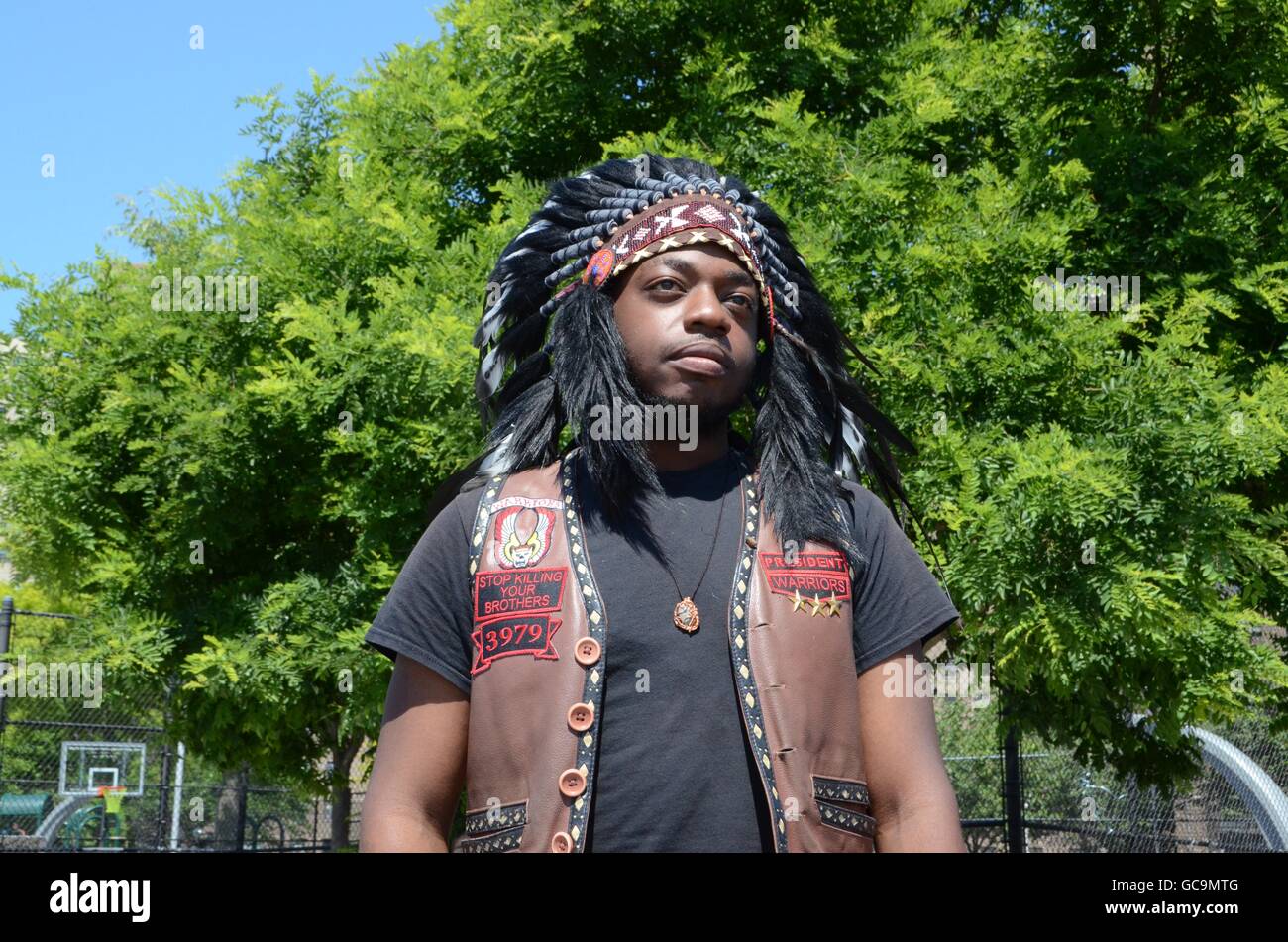 Tenue de guerriers coiffure indien homme noir brooklyn new york Banque D'Images