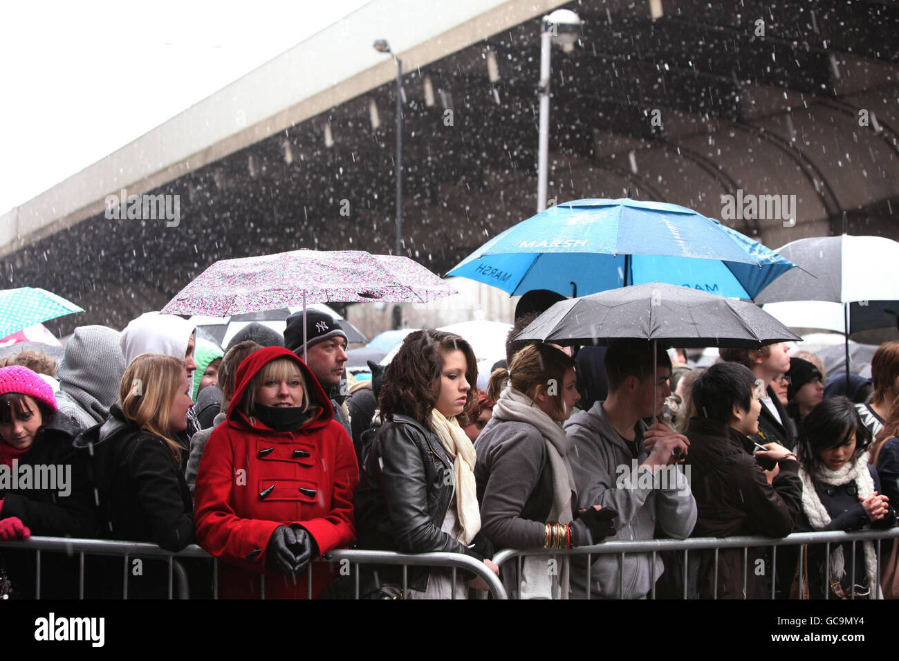 Le public des auditions de Britain's Got Talent attend devant le Hammersmith Apollo dans l'ouest de Londres. Banque D'Images