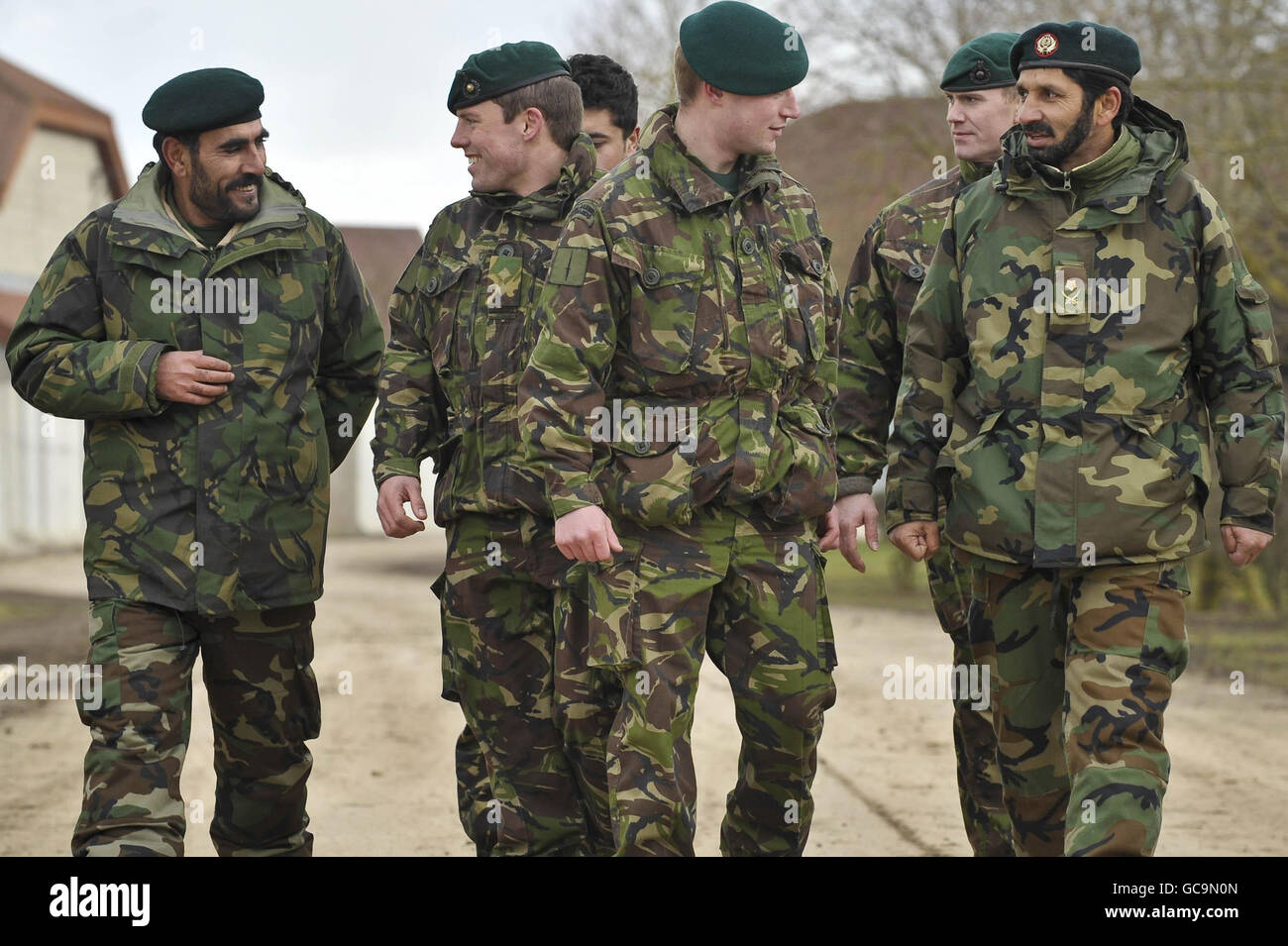 Royal Marine Commandos (noms non donnés) du 40 Commando, basé à Taunton, discuter et se détendre avec les soldats de l'Armée nationale afghane (ANA) pendant qu'ils s'exercent ensemble de près sur l'exercice d'entraînement pré-déploiement de la plaine de Salisbury pour la 4e Brigade mécanisée lorsqu'ils se préparent pour l'Afghanistan. L'utilisation de soldats de l'ANA au service des forces britanniques pendant les exercices de pré-déploiement est bénéfique pour les forces britanniques afin d'insuffler du réalisme, d'aider à combler les lacunes culturelles et d'améliorer l'expérience de travail qu'elles auront avec l'ANA pendant le combat. Banque D'Images