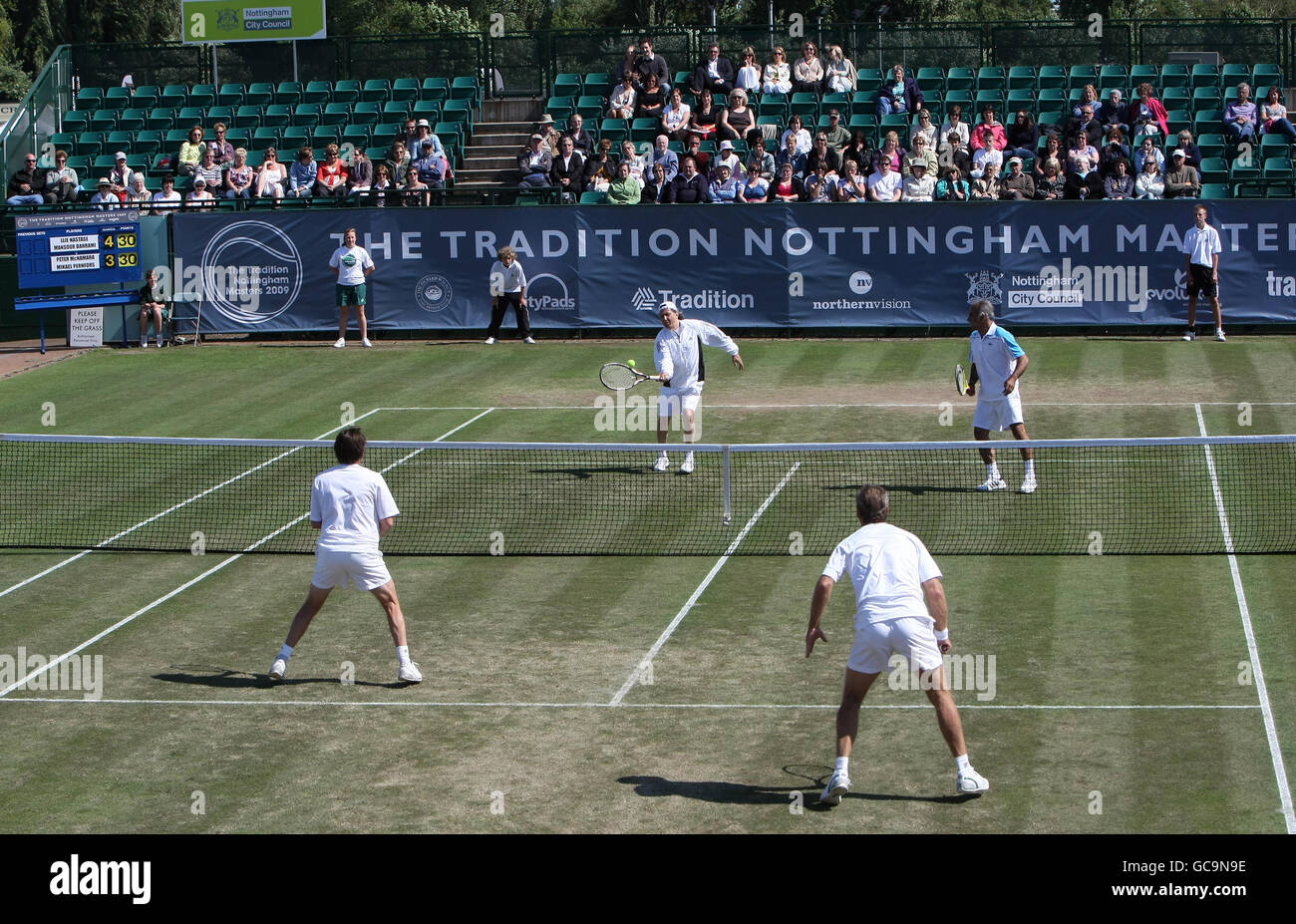 Mansour Bahrami (en arrière à droite) et Ille Nastase (en arrière à gauche) jouant Peter McNamara (en avant à droite) et Michael Pernfors (en avant à gauche) match pendant le premier jour de Nottingham Masters 2009. Banque D'Images