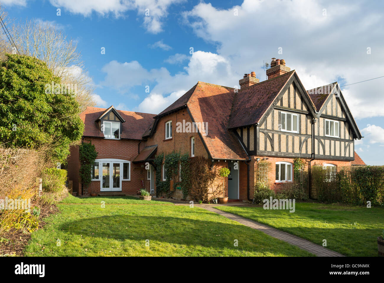 La façade extérieure de l'Hampshire country cottage Banque D'Images