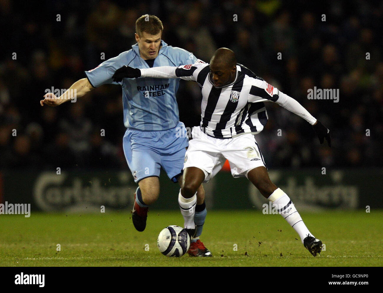 Le Youssouf Mulumbu de West Bromm est défié par Michael O'Connor de Scunthorpe lors du match de championnat Coca-Cola aux Hawthorns, West Bromwich. Banque D'Images