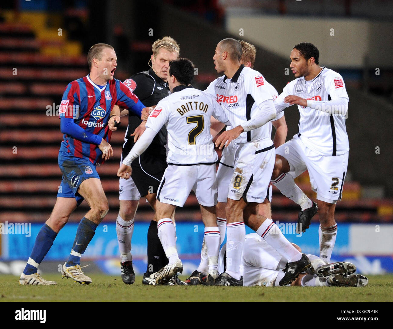 Clint Hill du Crystal Palace est en pleine compétition avec les joueurs de Swansea lors du match de championnat Coca-Cola à Selhurst Park, Londres. Banque D'Images