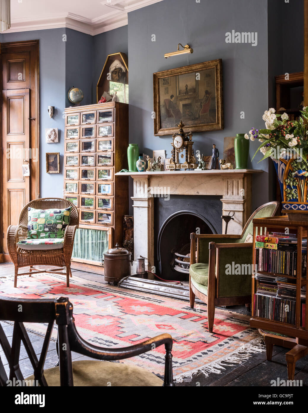 Style Arts and Crafts bibliothèque tournante avec 1930 tabliers et chaire  de style colonial Nottinghill drawing room, London, U Photo Stock - Alamy