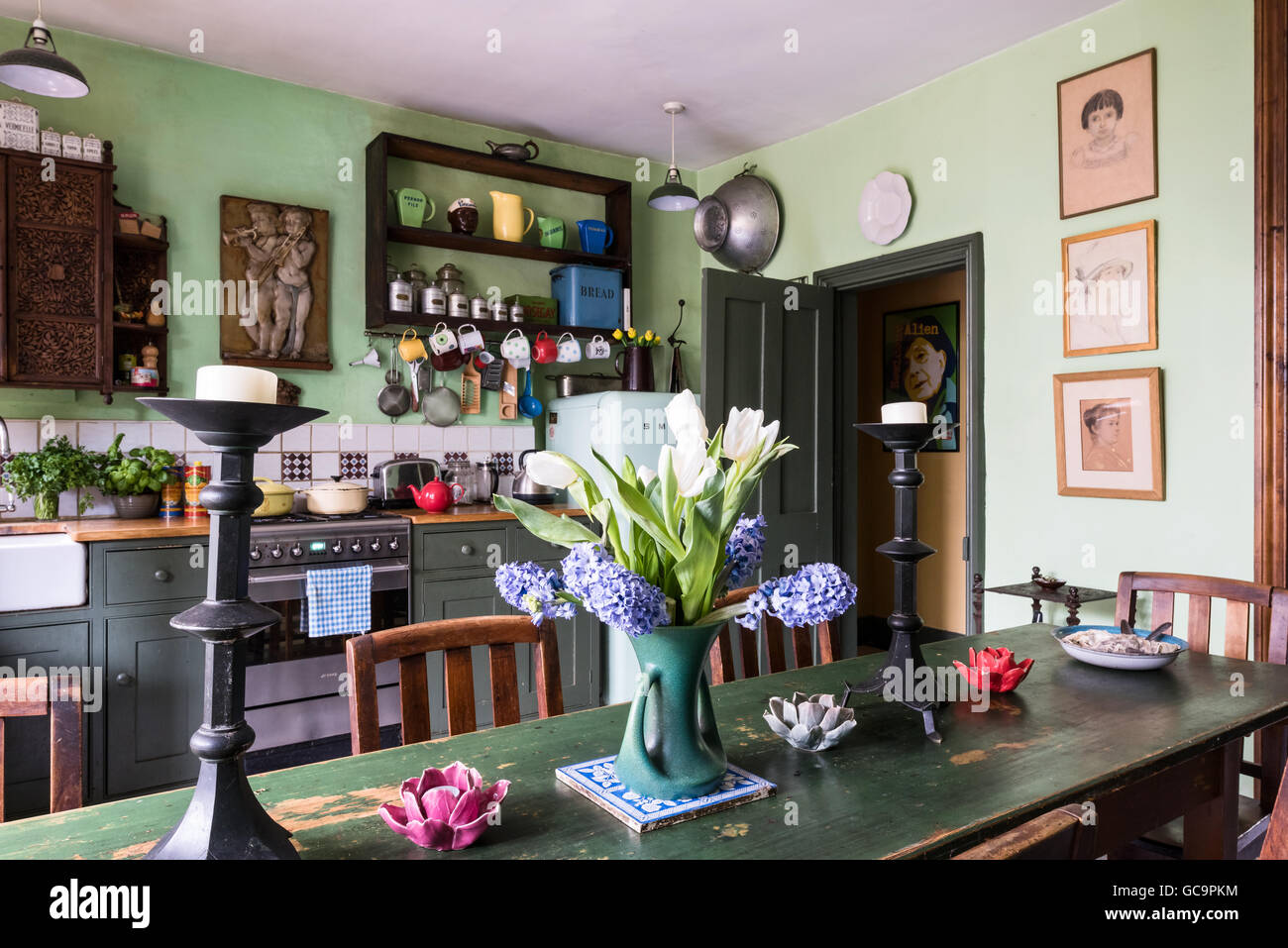 Couper les tulipes et les chandeliers sur la table de cuisine Nottinghill, London, UK Banque D'Images