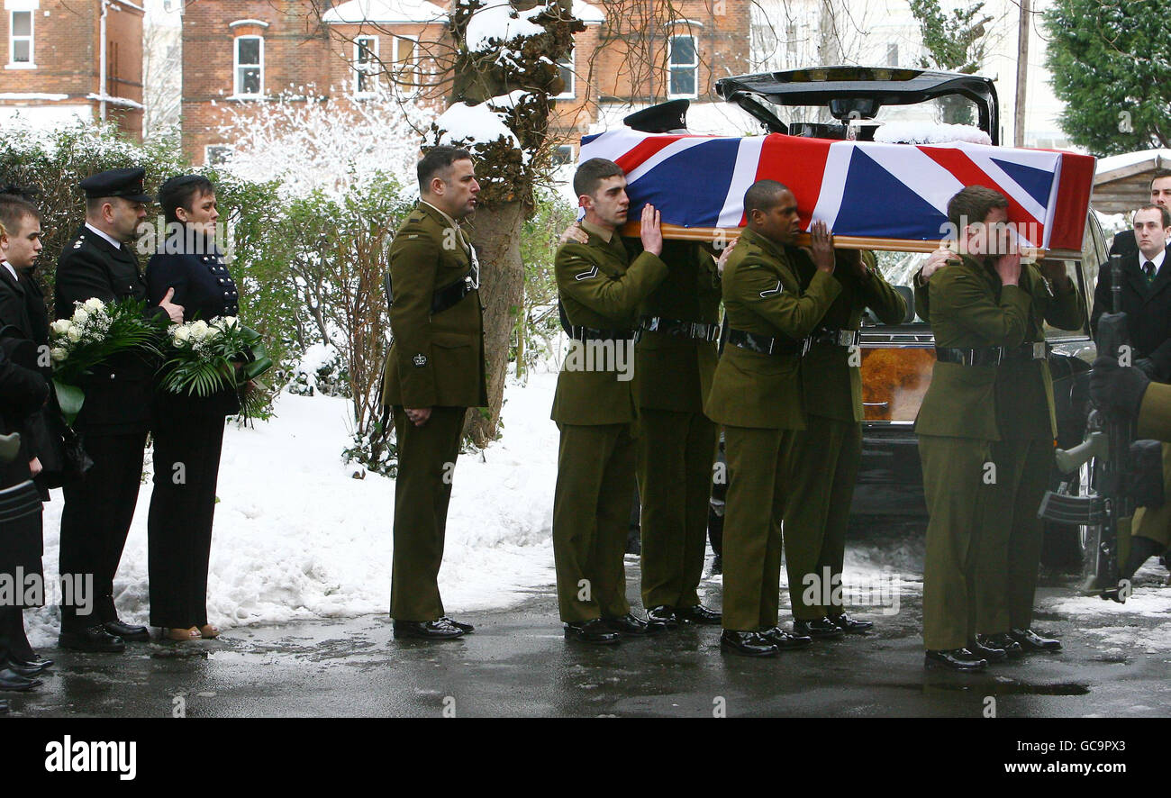 Andrew et Caroline Aldridge, parents du Rifleman Peter Aldridge, 19 ans, d'UN fusil de compagnie 4, suivent son cercueil dans l'église de la Sainte Trinité à Folktone, dans le Kent, pour son service funéraire. Banque D'Images