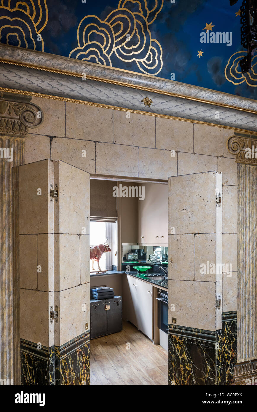 Fin du 19e siècle on windowsill modèle anatomique vétérinaire dans la cuisine de l'appartement à Londres Banque D'Images