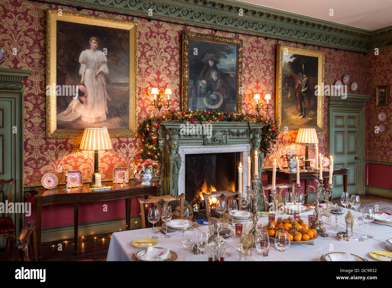 Gothique victorien classé Grade I ensemble salle à manger pour le dîner de Noël avec feu de cheminée, Carlton Towers, East Riding Banque D'Images