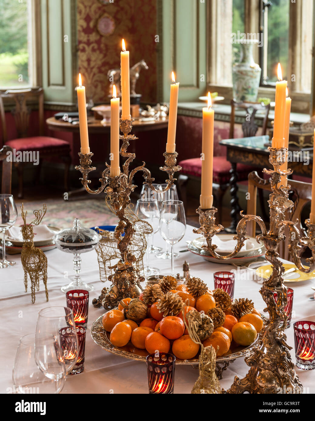Les chandeliers dorés sur table à manger de style victorien classé Grade I, Carlton gothique Tours, East Riding Banque D'Images