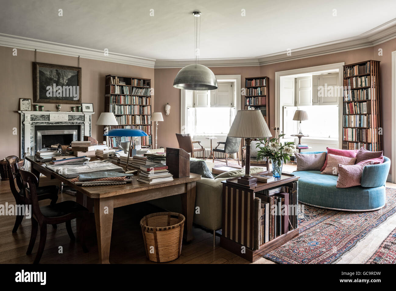 B&B Italia canapé dans bibliothèque avec cas livre conçu par Tom Helme Banque D'Images