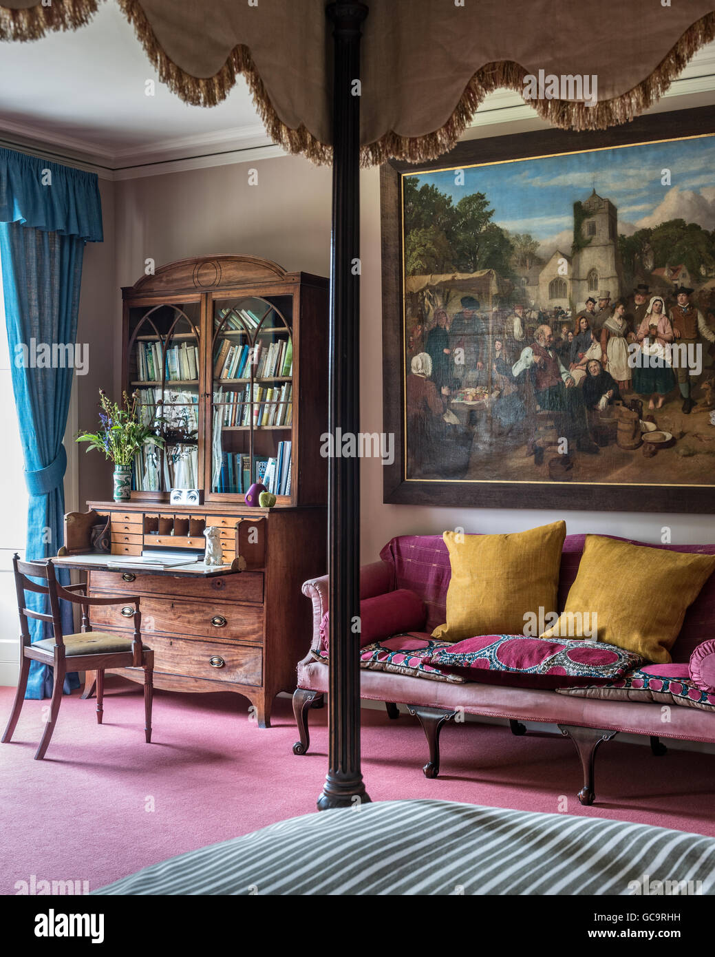 Grande huile sur toile représentant une scène de marché dans la chambre avec lit à baldaquin et de meubles anciens du cabinet bureau Banque D'Images