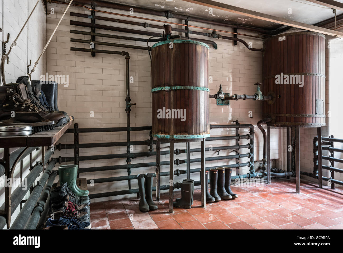 Ancienne salle de séchage contenant des réservoirs pour l'eau chaude. Banque D'Images