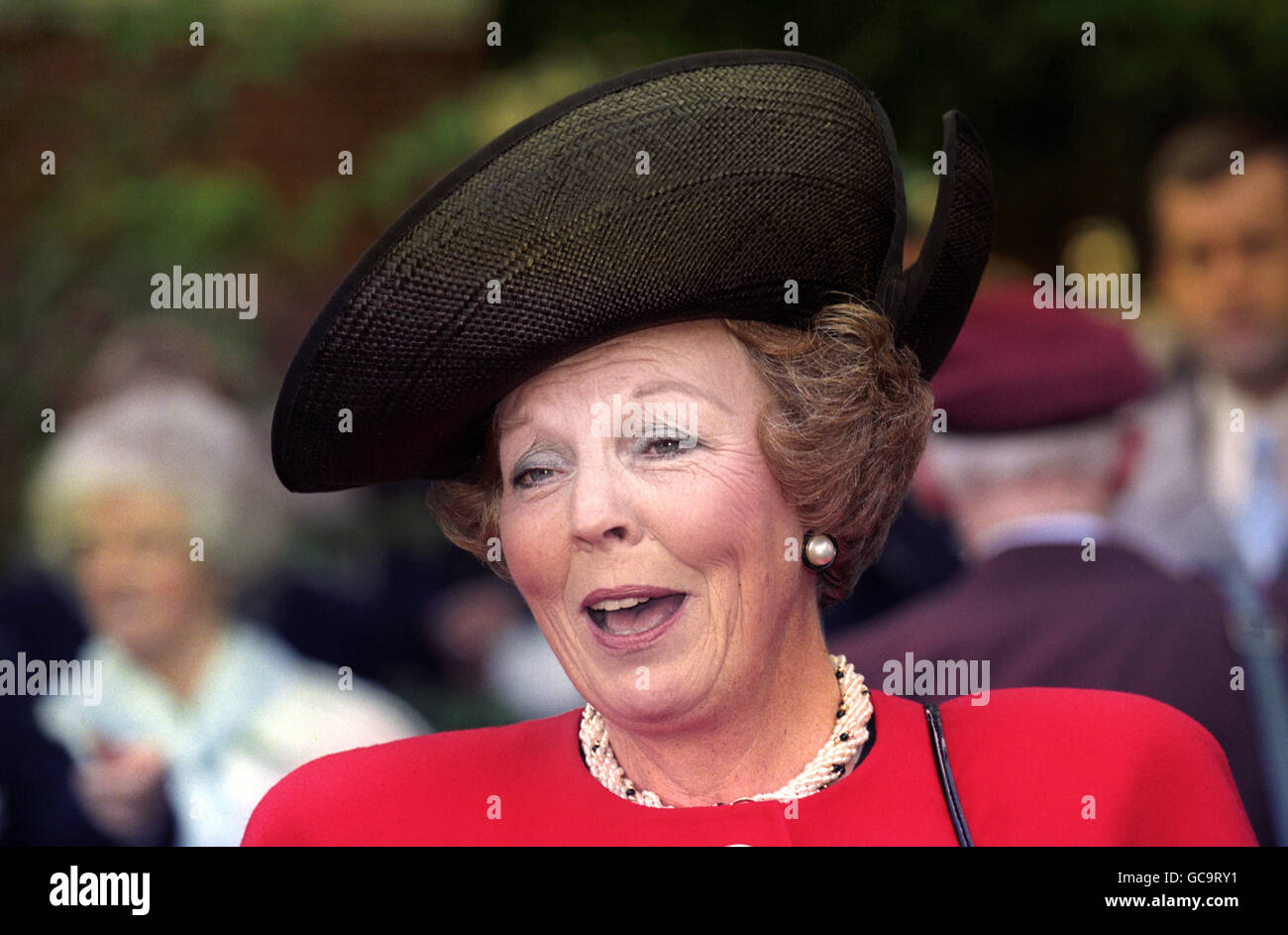 LA REINE BEATRIX DES PAYS-BAS PROFITE D'UN MOMENT DE LUMIÈRE DURANT SA VISITE AU CIMETIÈRE D'OOSTERBEEK. Banque D'Images