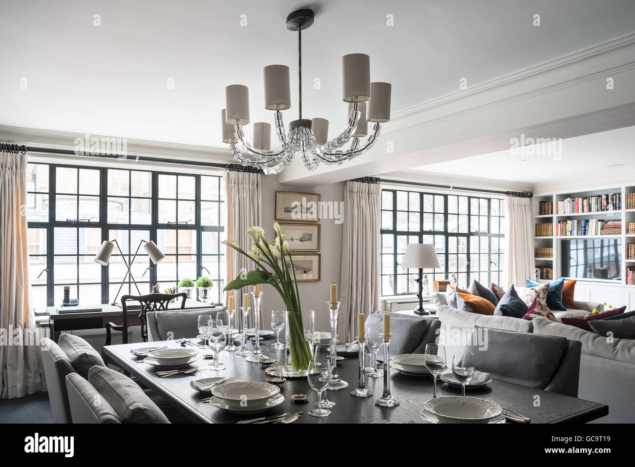 Chandelier de verre de la Porta Romana au-dessus de table à manger dans la chambre à plan ouvert avec crittal windows Banque D'Images