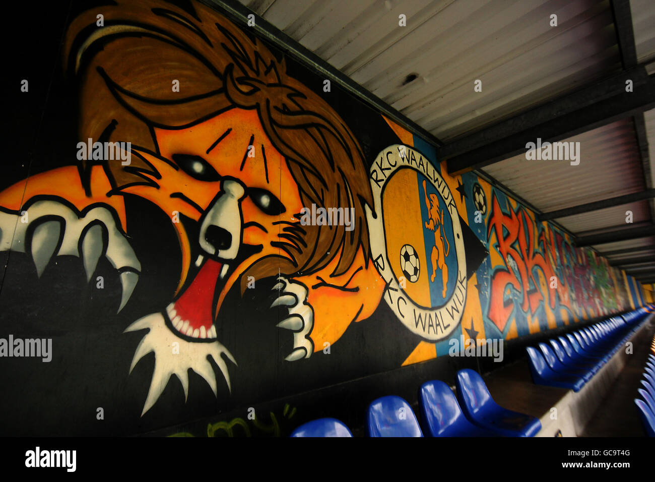 Football - Eredivisie néerlandaise - RKC Waalwijk / Feyenoord Rotterdam - Mandemakers Stadion.Une murale peinte à l'arrière d'un stand dans le stade des Mandemakers Banque D'Images