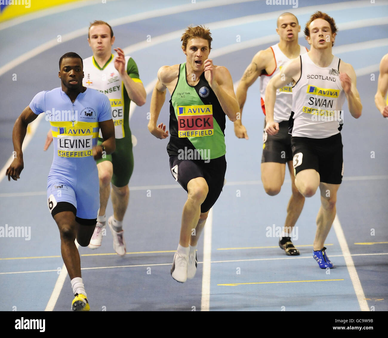 Richard Buck (au centre) sur la voie de la victoire dans les finales de Mens 400m pendant les épreuves mondiales d'Aviva et les championnats du Royaume-Uni à l'Institut anglais du sport, Sheffield. Banque D'Images