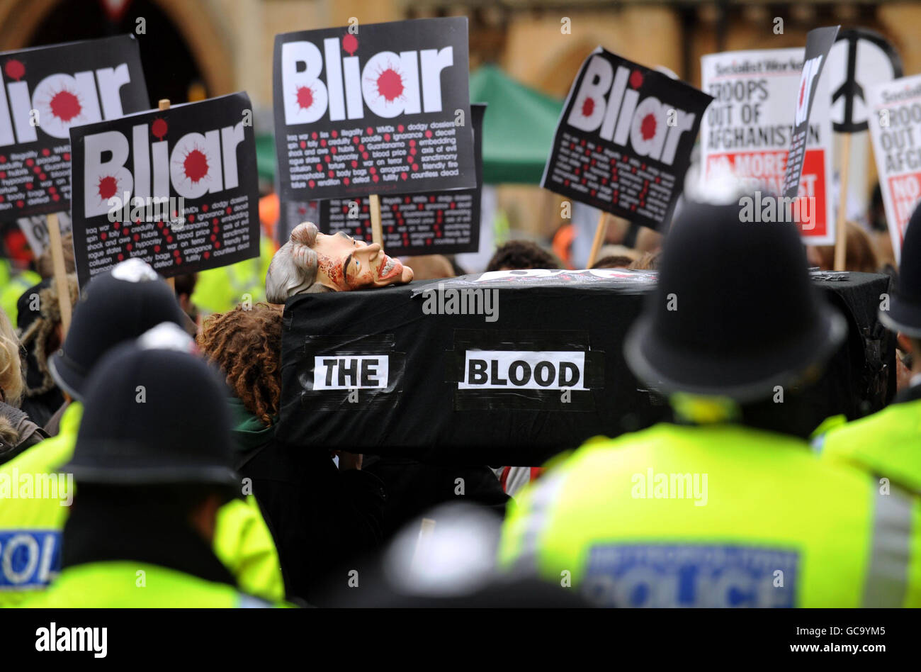 Des manifestants protestent devant le Queen Elizabeth Conference Centre de Londres où l'ancien Premier ministre Tony Blair doit apporter des preuves à l'enquête Chilcott. M. Blair est arrivé très tôt pour sa comparution devant l'enquête sur l'Irak alors qu'il se préparait à être interrogé sur les raisons pour lesquelles il a fait entrer la Grande-Bretagne en guerre. Banque D'Images