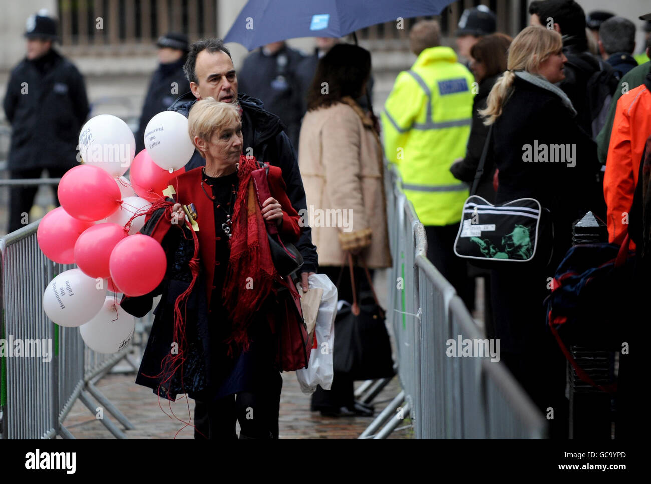 Une femme arrive avec des ballons, qui ont le slogan « honorer les morts », devant le centre de la reine Elizabeth où aujourd'hui l'ancien Premier ministre Tony Blair donnera des preuves à l'enquête Chilcott sur l'Irak, Londres. Banque D'Images