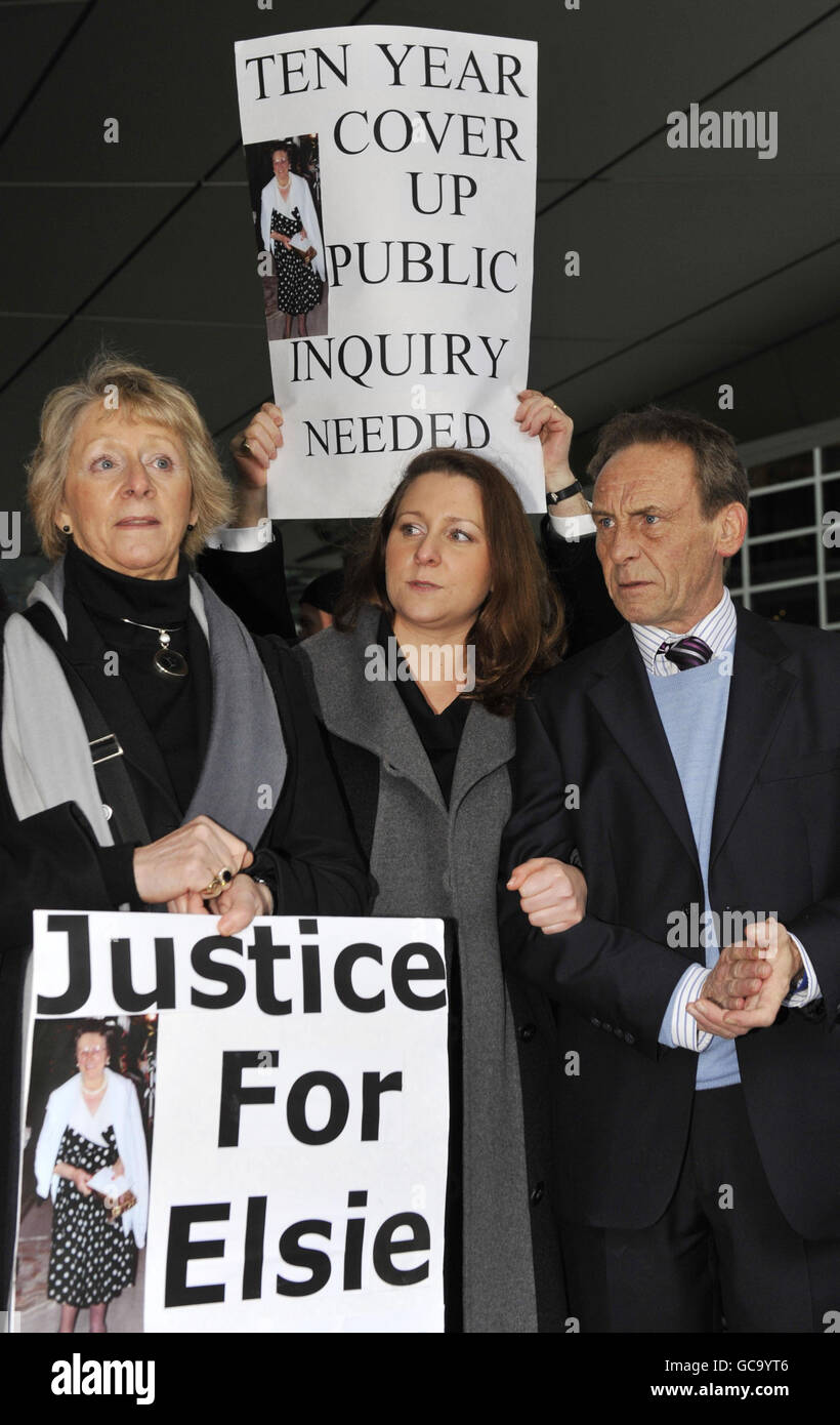 (De gauche à droite) Ann Reeves, sa fille Bridget et Iain Wilson en dehors du General Medical Council central de Londres après qu'ils voient l'histoire de l'AP GMC barton.ont imposé trois ans de conditions de pratique au Dr Jane Barton, le médecin qui a prescrit des niveaux « potentiellement dangereux » de médicaments aux patients âgés. Banque D'Images