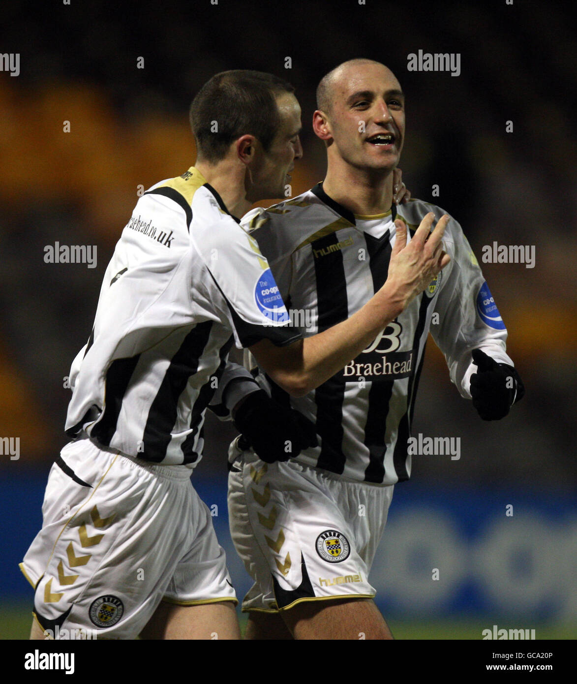 Football - coupe d'assurance coopérative - demi-finale - coeur de Midlothian / St Mirren - Fir Park.Billy Mehmet (r), le gardien de but de St Mirren, est félicité à la fin du jeu par le coéquipier John Potter Banque D'Images