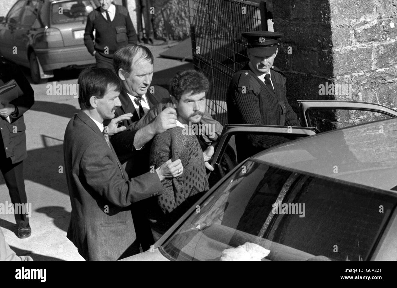 BRENDAN O'DONNELL (C) EST LED À UNE VOITURE DE PATROUILLE DE GARDA EN ATTENTE À PRENDRE AU PALAIS DE JUSTICE DE LOUGHREA OÙ IL EST ACCUSÉ D'ENLÈVEMENT. Banque D'Images