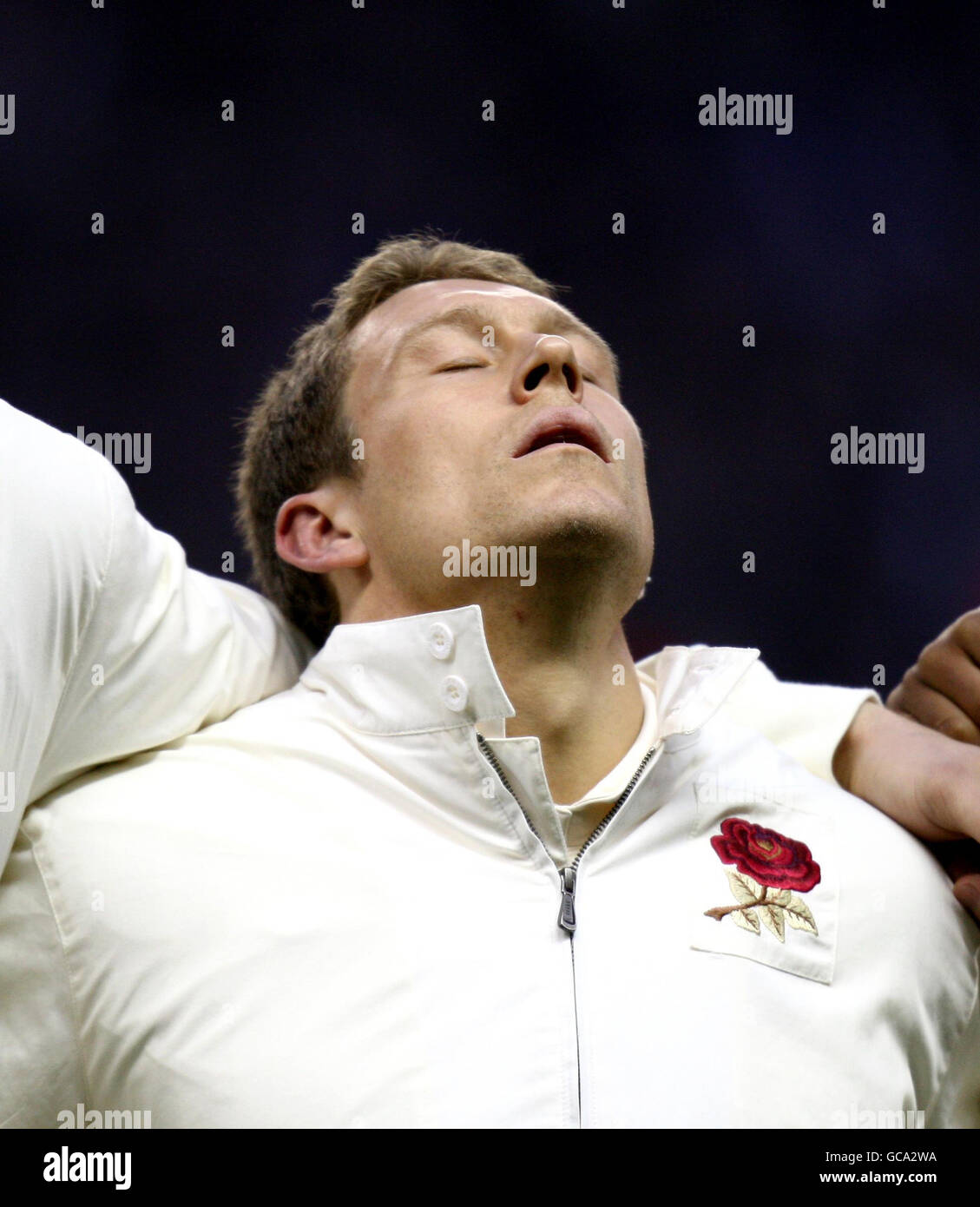 Jonny Wilkinson d'Angleterre pendant l'hymne national lors du match des RBS 6 Nations à Twickenham, Londres. Banque D'Images