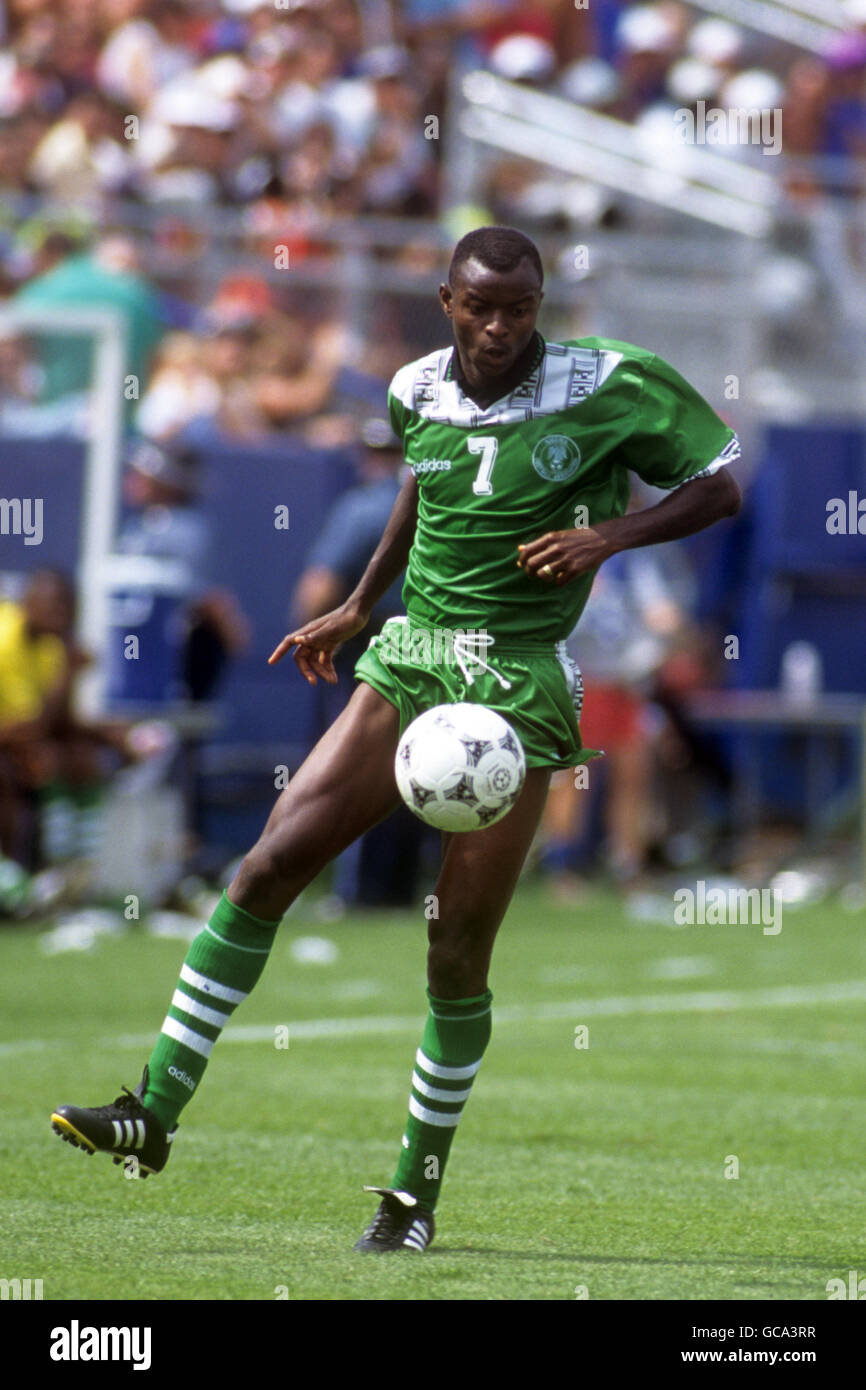 Football - coupe du monde de la FIFA USA 1994 - Round of 16 - Nigeria / Italie - Foxboro Stadium, Boston. Finidi George, Nigéria Banque D'Images