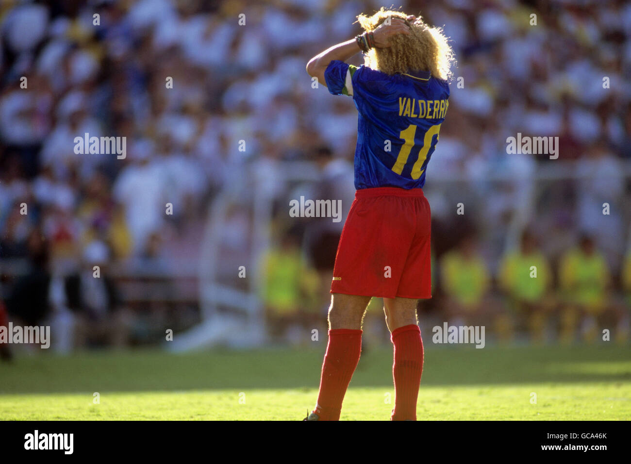 Football - coupe du monde de la FIFA USA 1994 - Groupe A - Colombie / Roumanie - Rose Bowl, Pasadena, le capitaine colombien Carlos Valderrama ne peut pas cacher sa déception comme son sentier latéral Roumanie par trois buts à un. Banque D'Images
