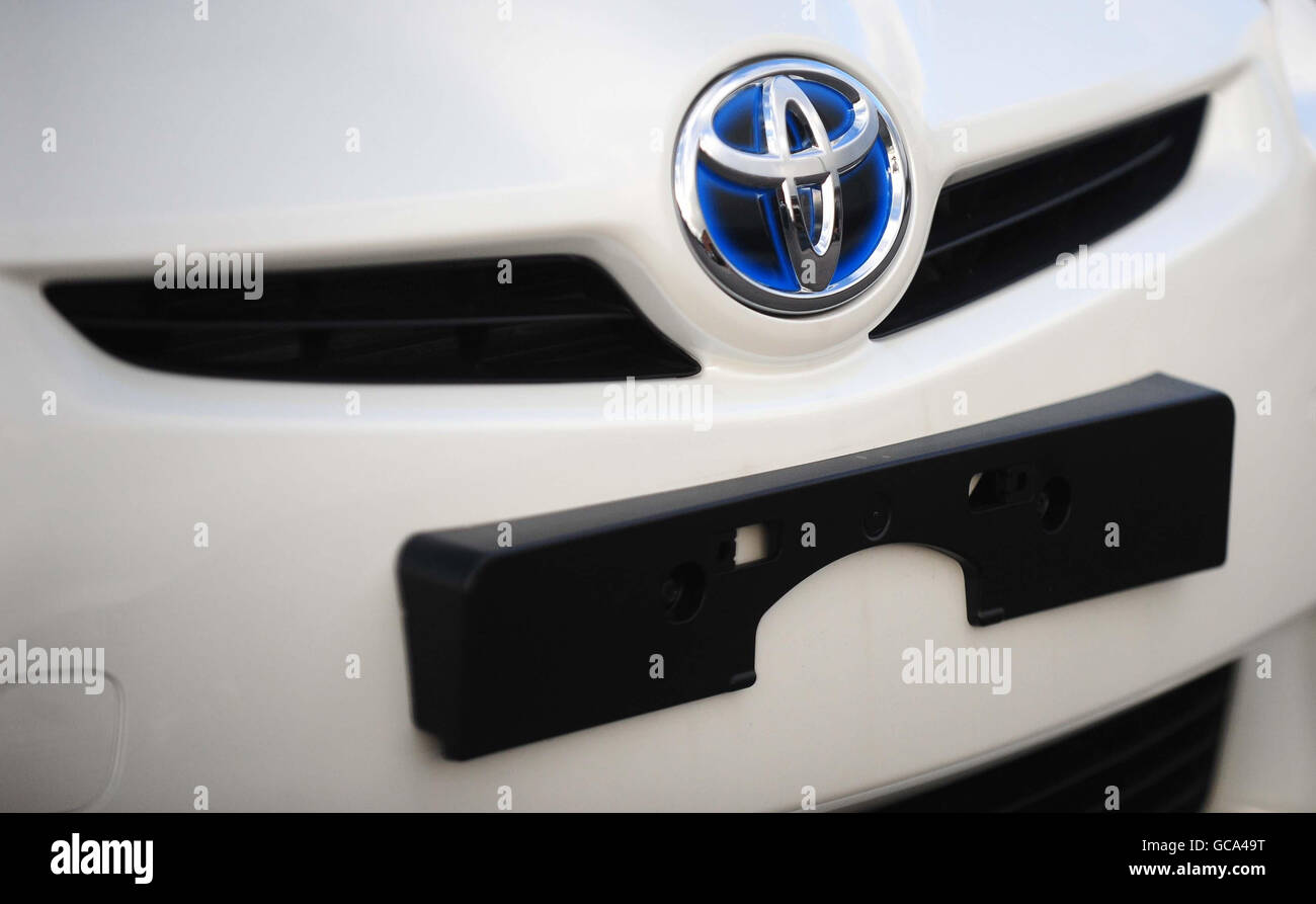 Toyota Prius.L'écusson Makers sur une voiture Toyota Prius à Burton on Trent, Staffordshire. Banque D'Images