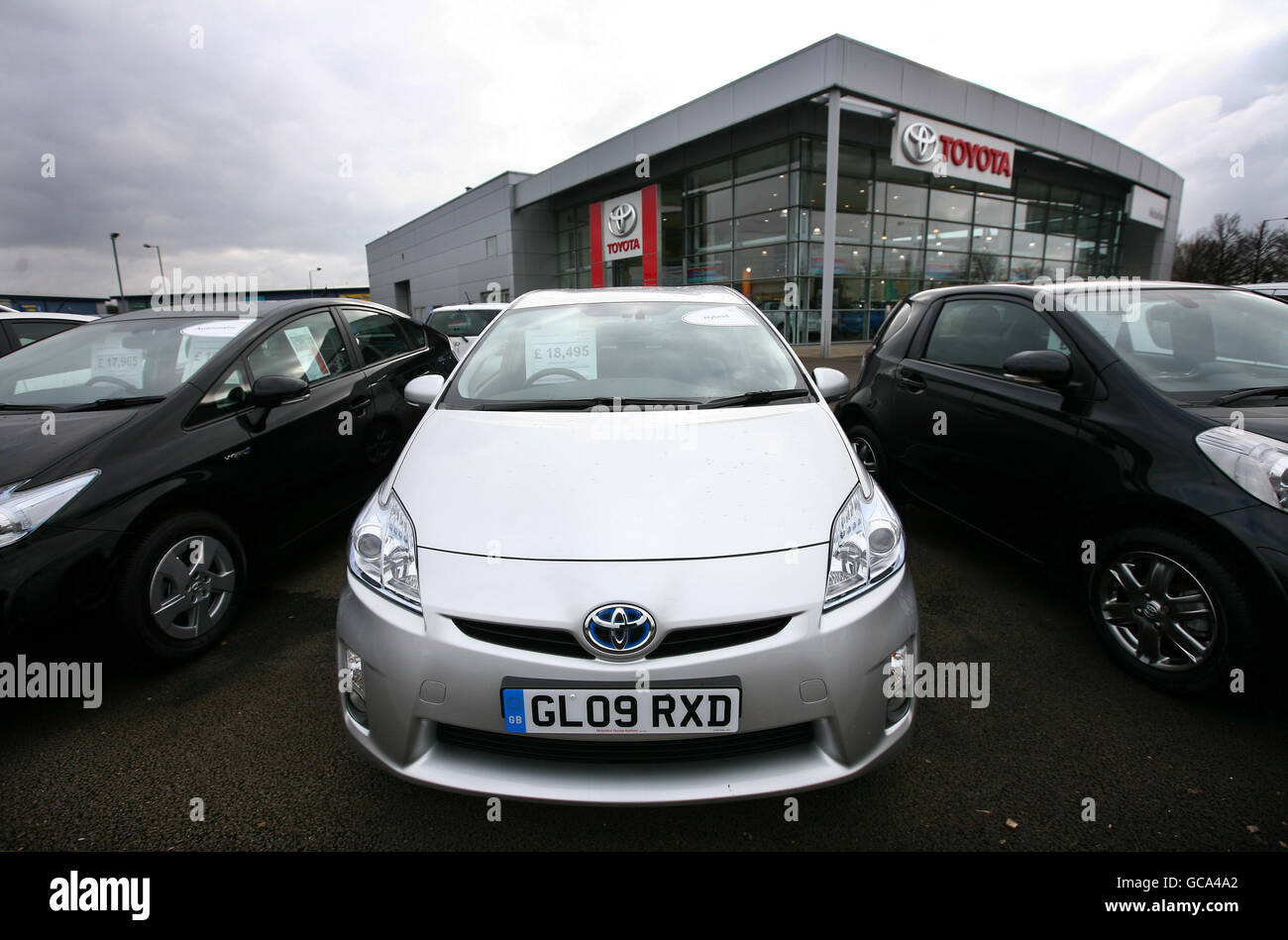 Une voiture hybride Toyota Prius sur la piste d'un concessionnaire Toyota à Ashford, dans le Kent. Banque D'Images
