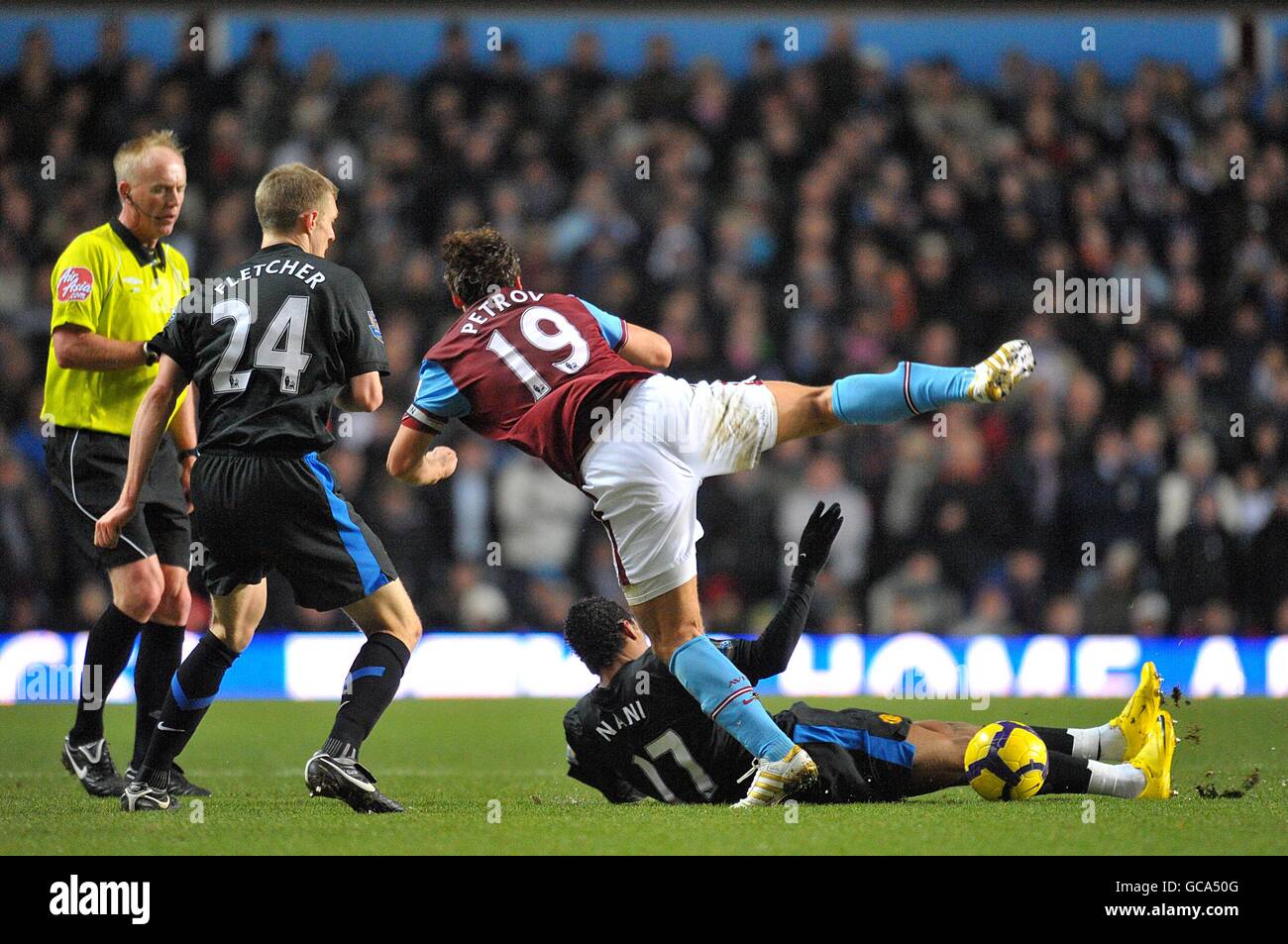 Luis Nani (à droite) de Manchester United défile Stiliyan Petrov d'Aston Villa, ce qui se traduit par une faute et une carte rouge Banque D'Images